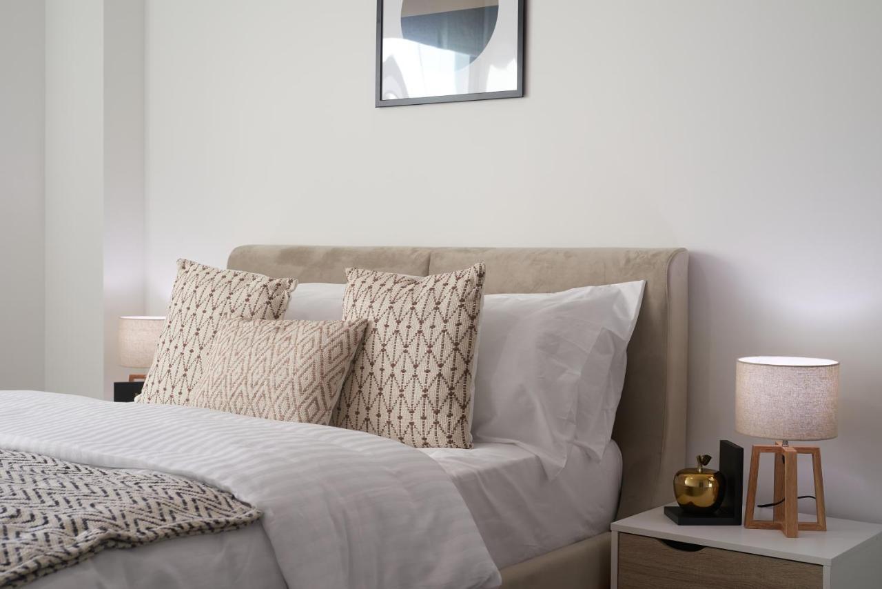 Seven Living Slough - Free Parking & Fast Wi-Fi Apartment Exterior photo
