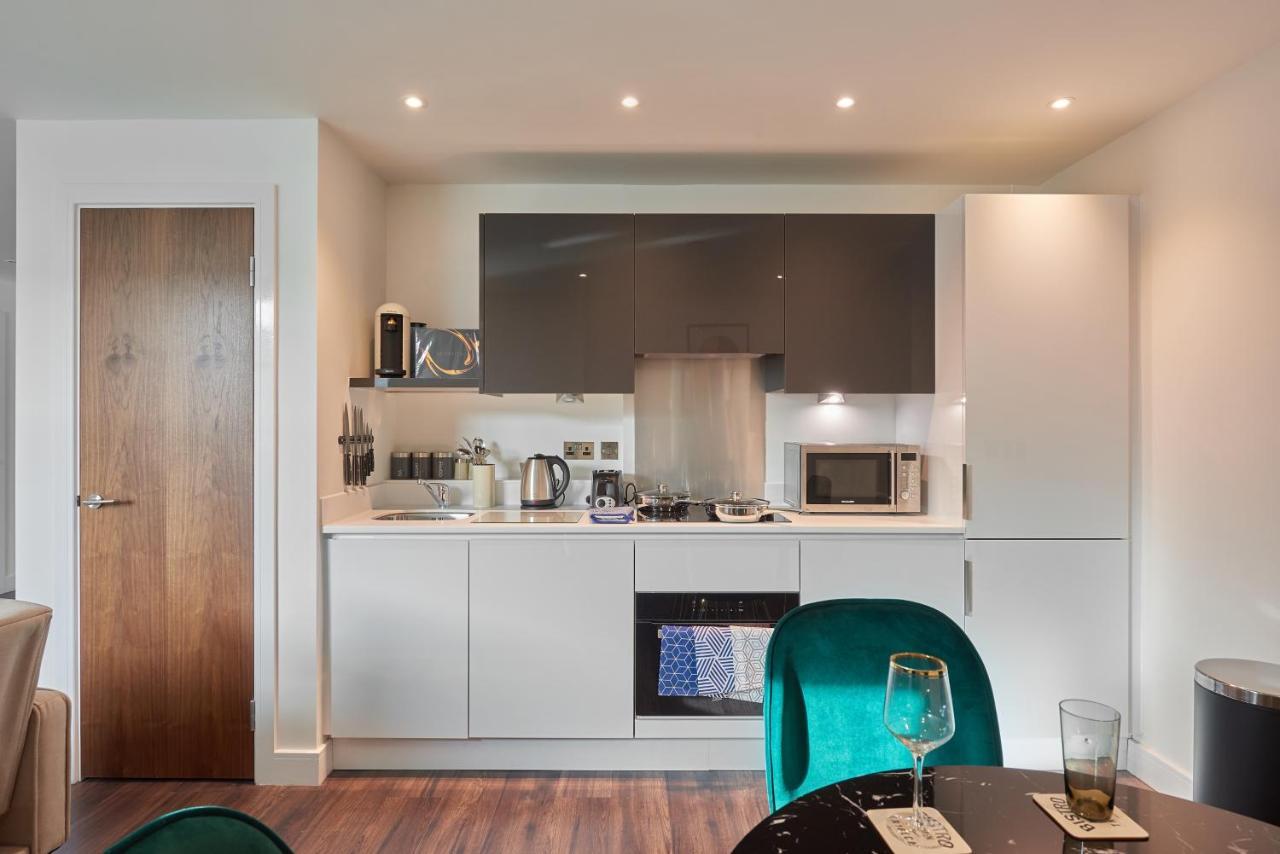 Seven Living Slough - Free Parking & Fast Wi-Fi Apartment Exterior photo