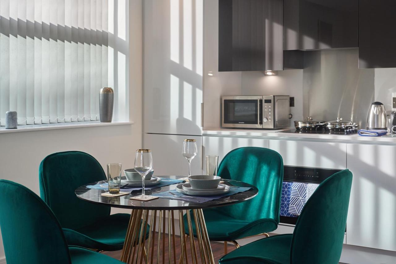 Seven Living Slough - Free Parking & Fast Wi-Fi Apartment Exterior photo