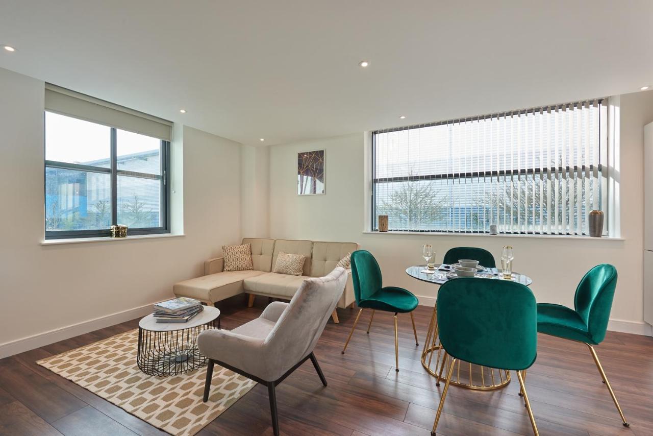 Seven Living Slough - Free Parking & Fast Wi-Fi Apartment Exterior photo